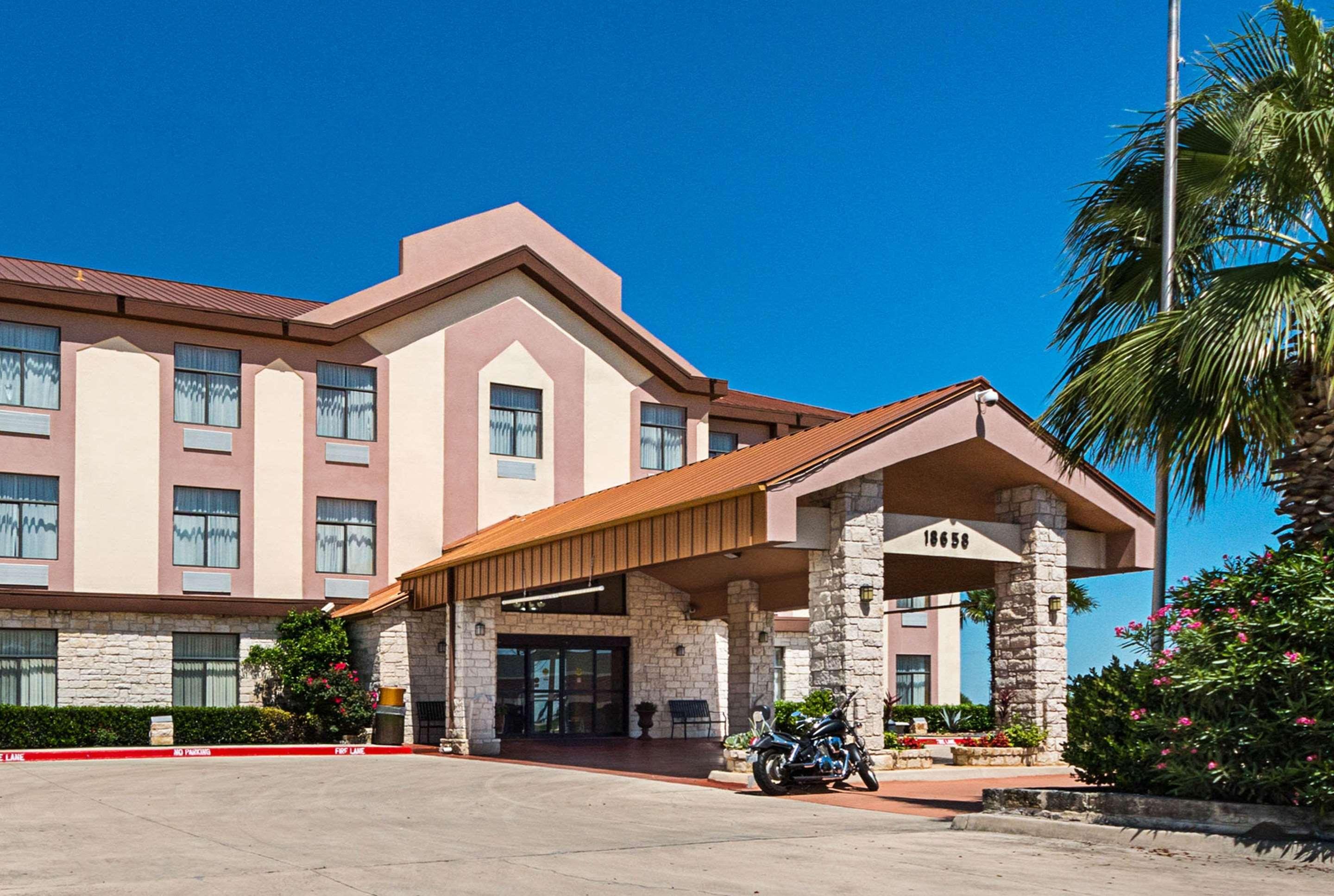 Quality Inn & Suites Buda Exterior photo