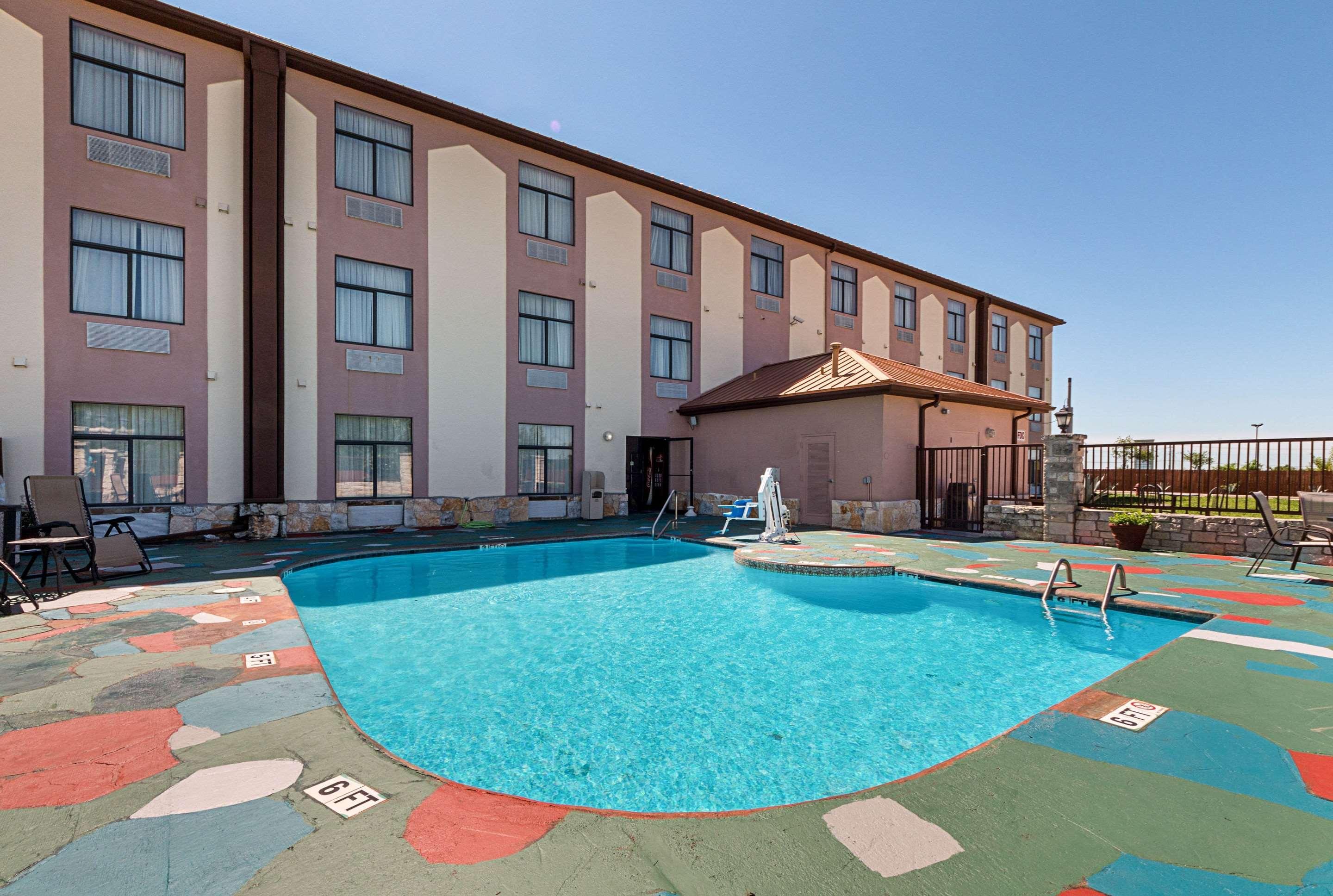 Quality Inn & Suites Buda Exterior photo