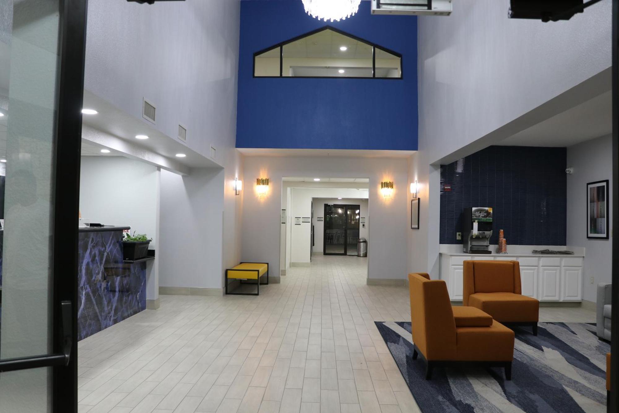 Quality Inn & Suites Buda Exterior photo